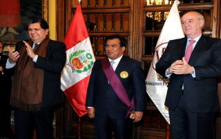 El expresidente peruano Alan García, líder del Partido Aprista Peruano, falleció a las 10:05 del miércoles 17 de abril, unas tres horas después de que se disparara en la cabeza cuando la policía acudió a detenerlo en su domicilio, según informó el Ministerio de Salud del Perú.