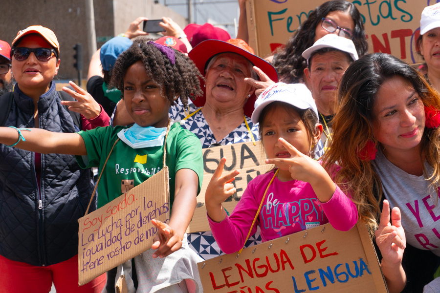 marcha por el día de la mujer quito