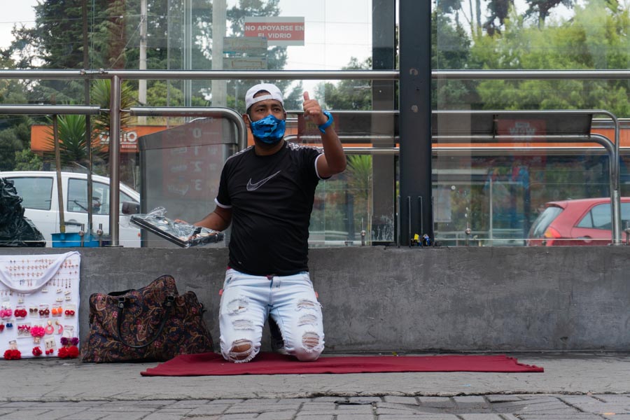 vendedor ambulante con discapacidad con mascarilla