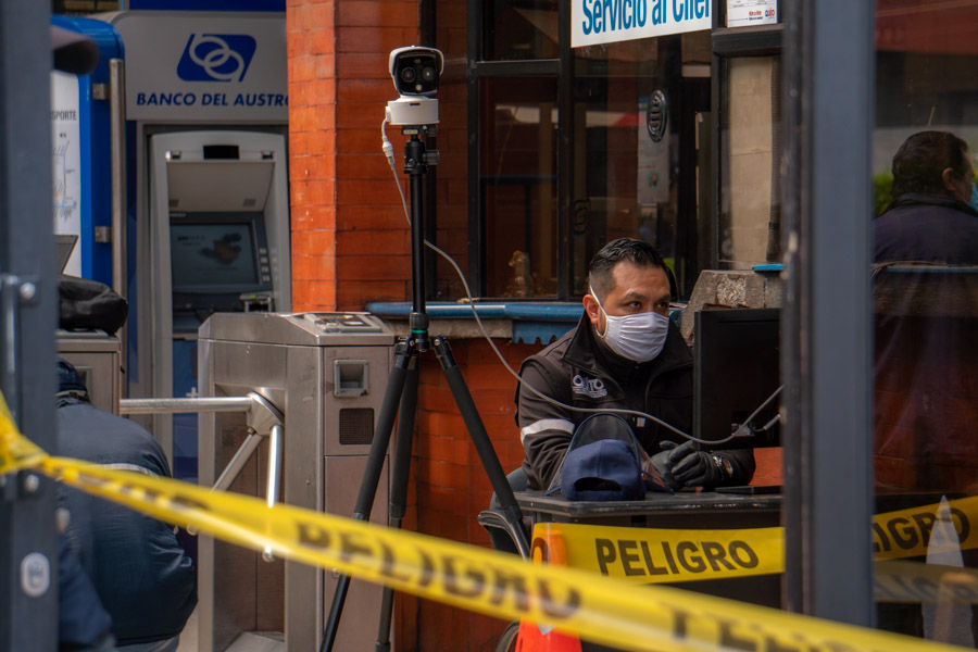 guardia de seguridad con mascarilla