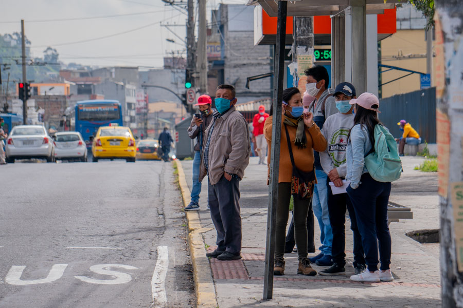 parada de bus en Quito en semáforo amarillo