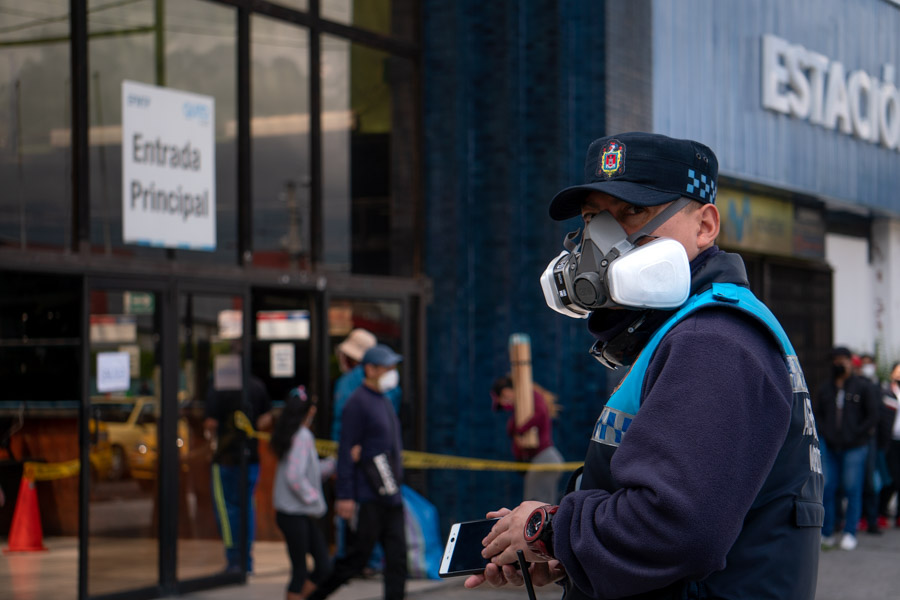 policía metropolitano de Quito con mascarilla
