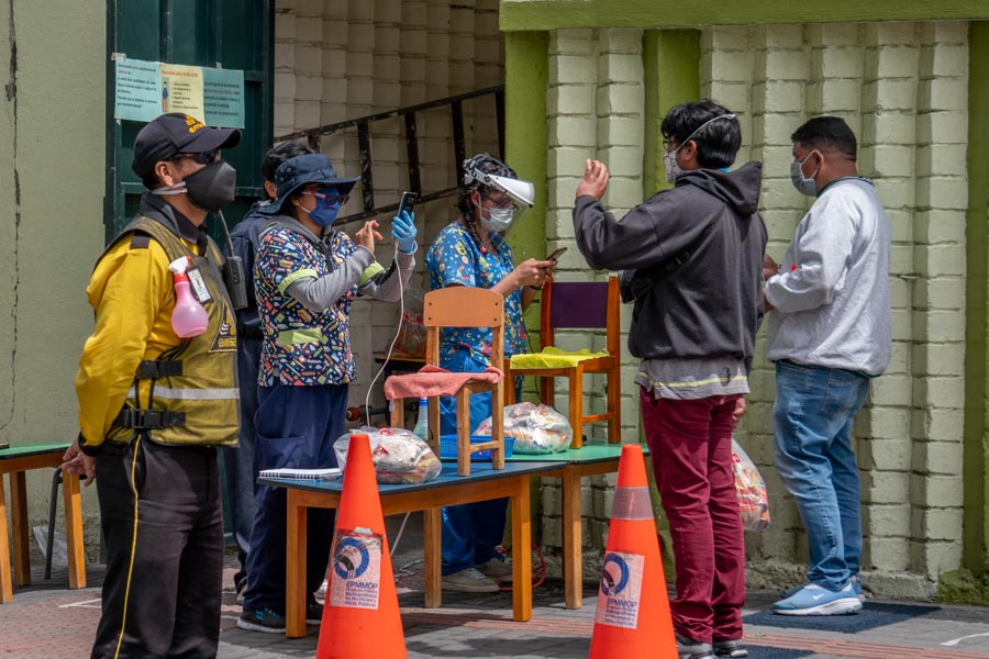 entrega de kits en Quito en semáforo amarillo