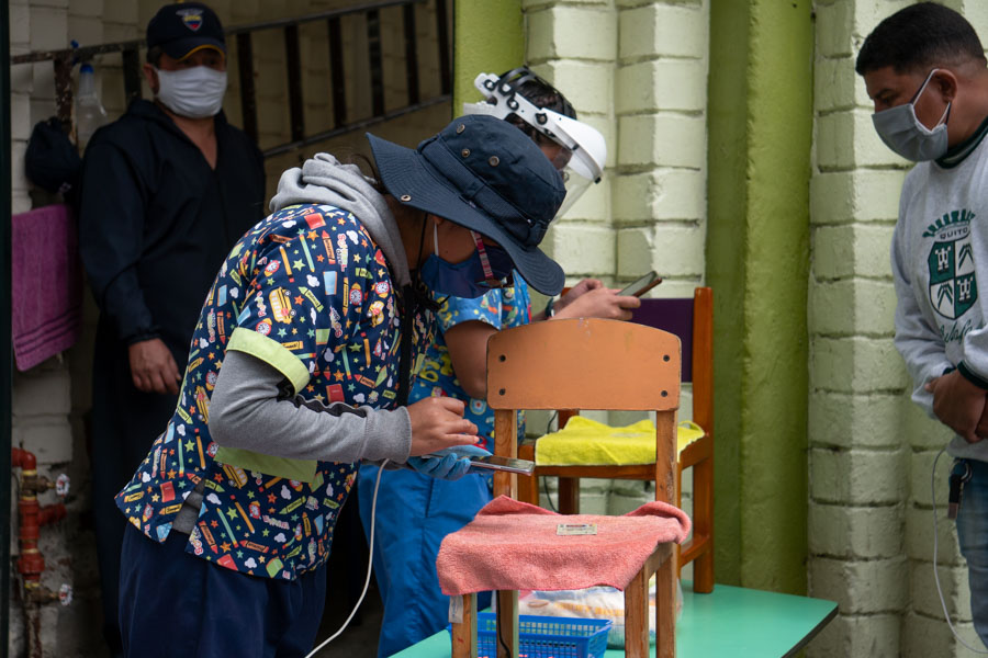 proceso de entrega de kits alimenticios en Quito