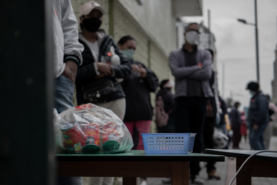 fila de espera para kits alimenticios
