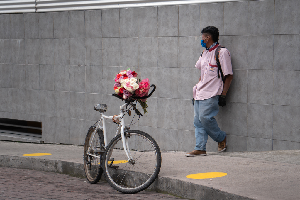 bicicletas en Quito con semáforo amarillo