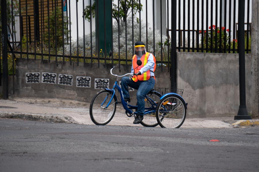 la bicicleta como alternativa de transporte en semáforo amarillo