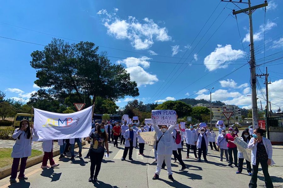 Médicos posgradistas suspenden actividades