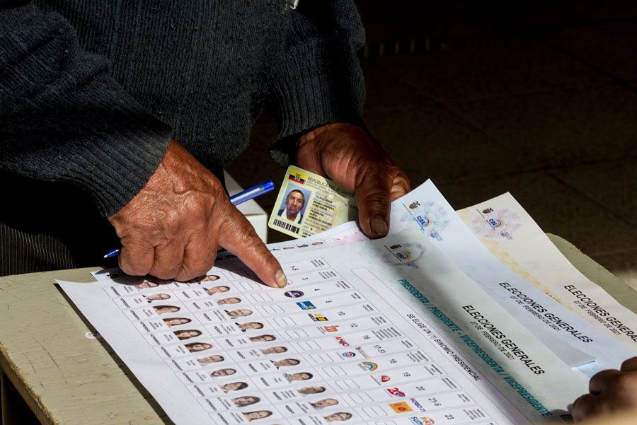 Miembros de las juntas receptoras del voto dieron las indicaciones sobre las papeletas a los votantes antes de sufragar. 
