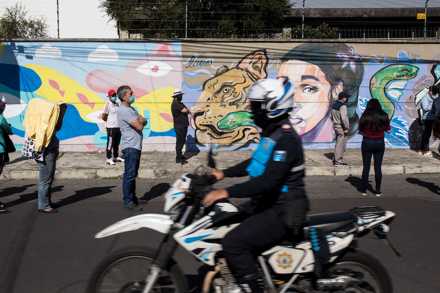Fuera de las juntas del voto, las filas para ingresar son resguardadas por miembros de la Policía Nacional y Tránsito.