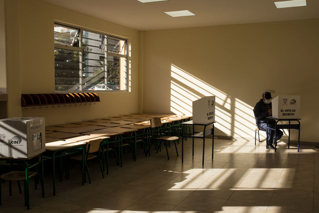 Un ciudadano ejerciendo su derecho al voto en la Unidad Sebastián de Benalcázar, en Quito, minutos antes de que sean las 5 de la tarde, la hora límite para sufragar.