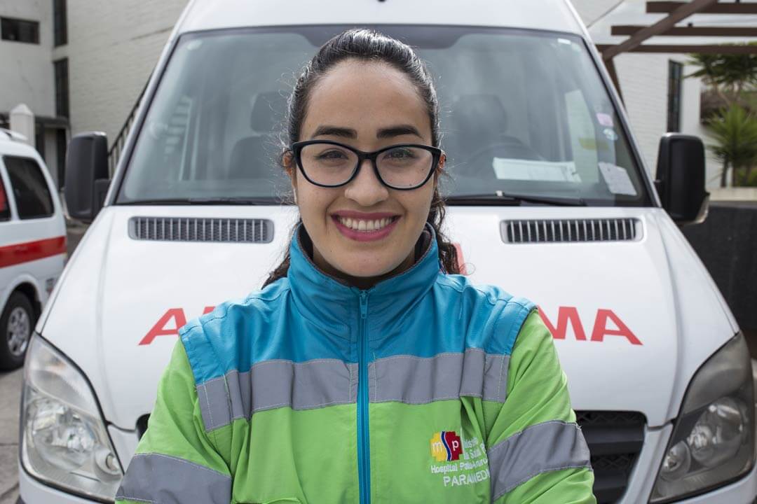 mujeres que atienden a pacientes de covid-19