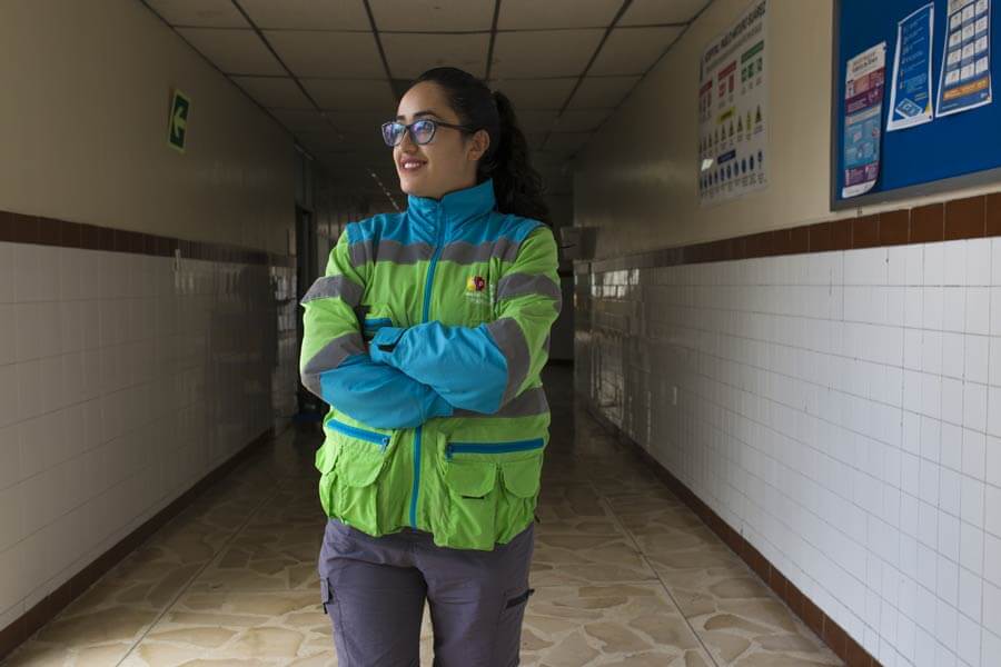 mujeres que atienden a pacientes de covid-19