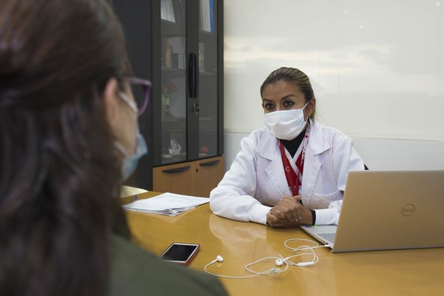 mujeres que atienden a pacientes de covid-19