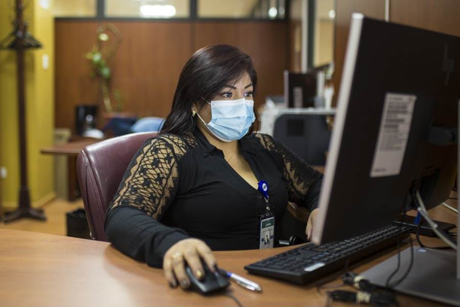 mujeres que atienden a pacientes de covid-19
