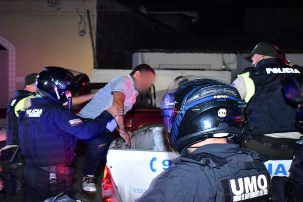 detenidos por violar toque de queda