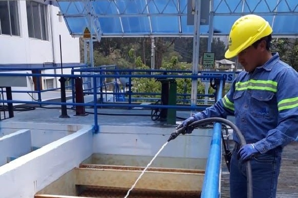 Limpieza ante presunta contaminación de agua en Ambato