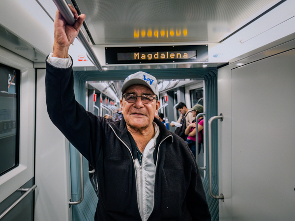 Miguel Paladines, pasajero en el metro de Quito.
