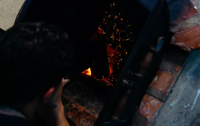 un horno de leña es encendido en un restaurante quiteño