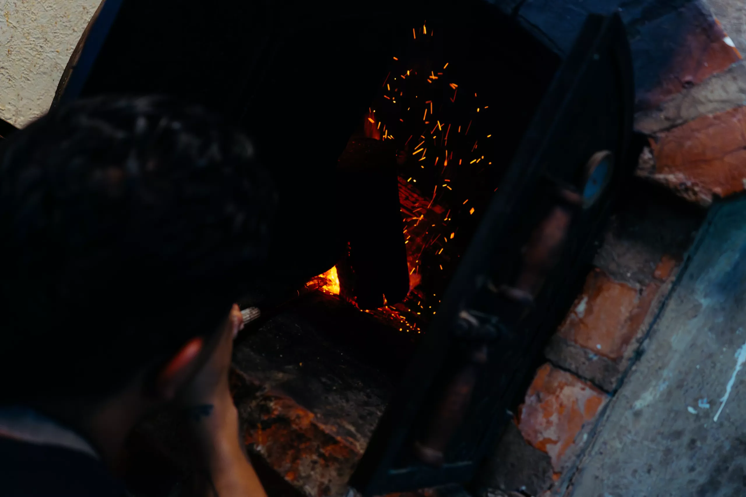 Un horno de leña es encendido en un restaurante quiteño un horno de leña es encendido en un restaurante quiteño