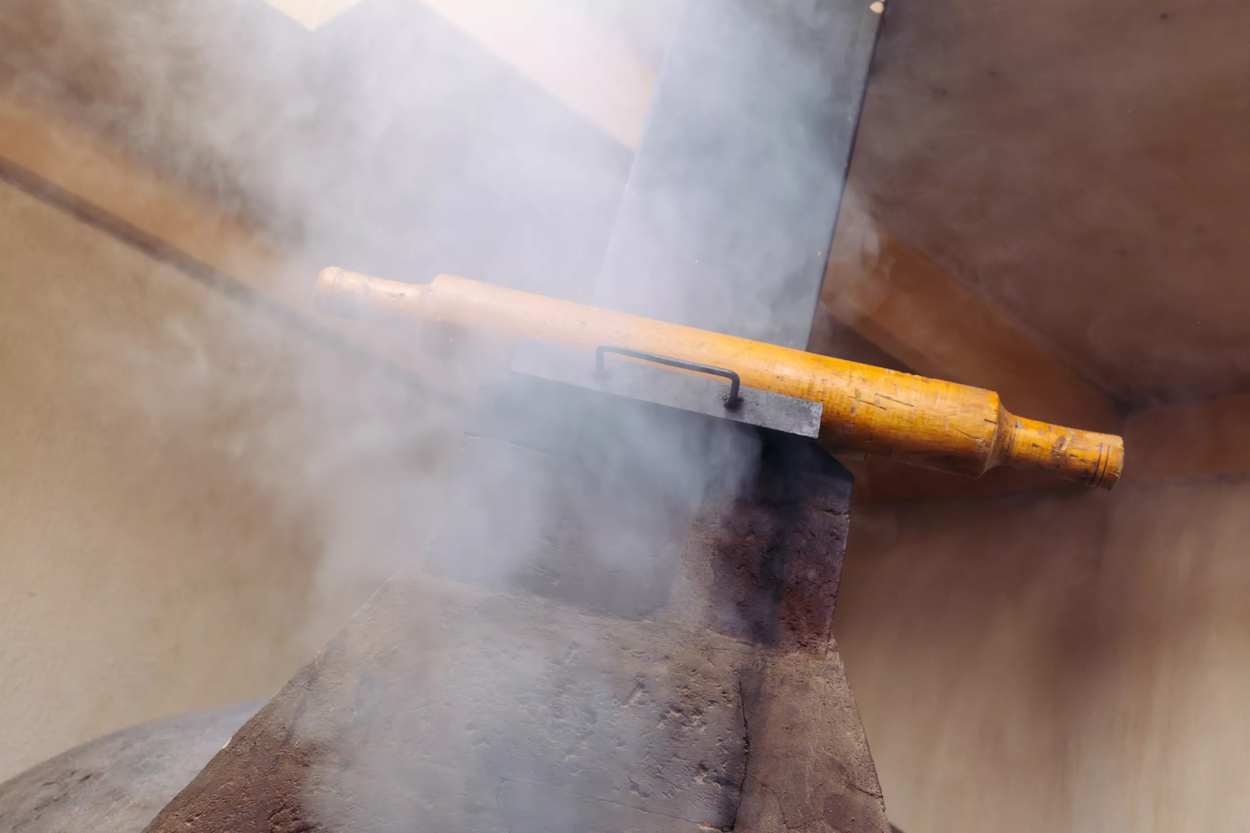 La columna de humo blanco de la chimenea del horno de leña La columna de humo blanco de la chimenea del horno de leña