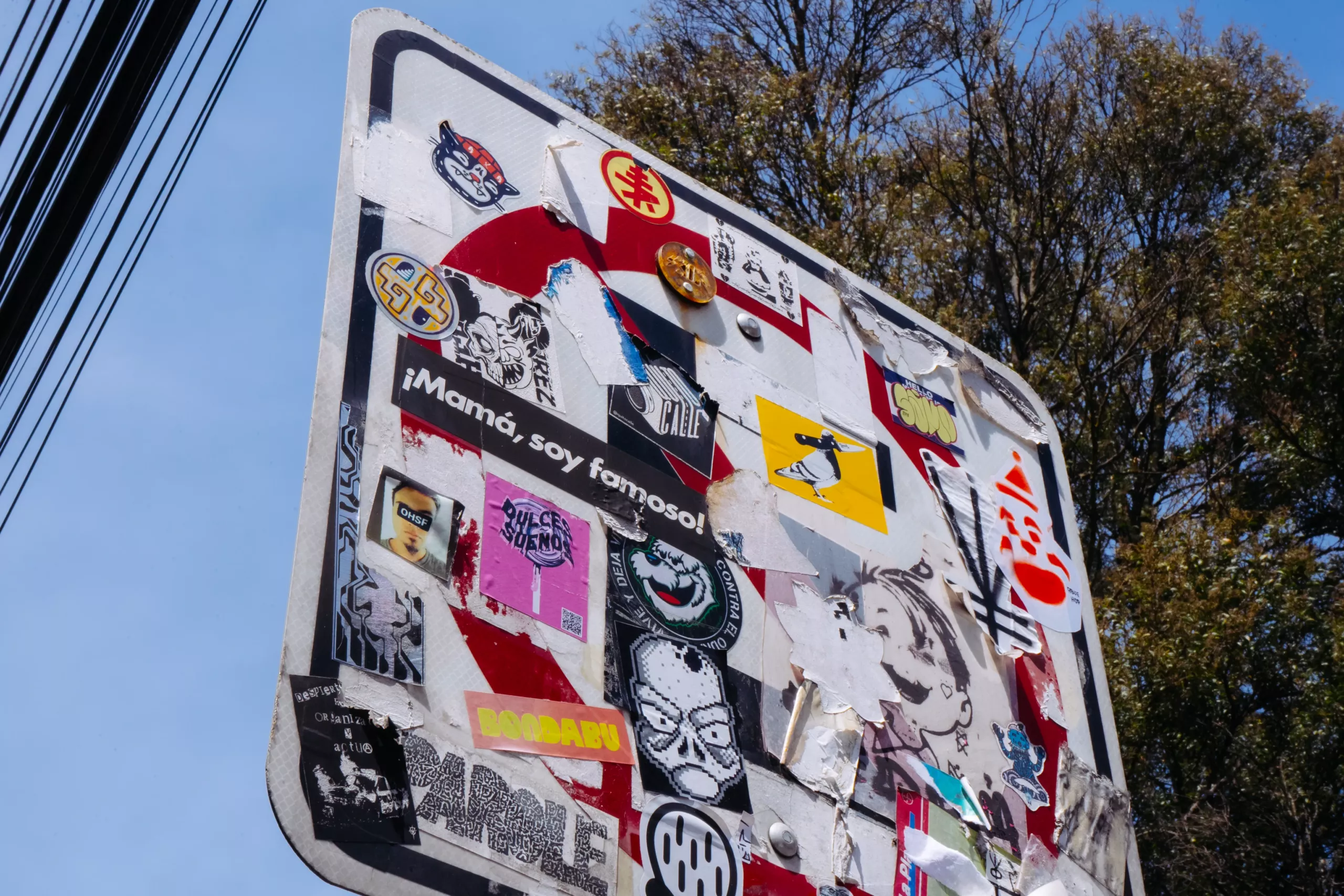 Sticker bombing en una señal de no estacionar en Quito sticker bombing en una señal de no estacionar en Quito