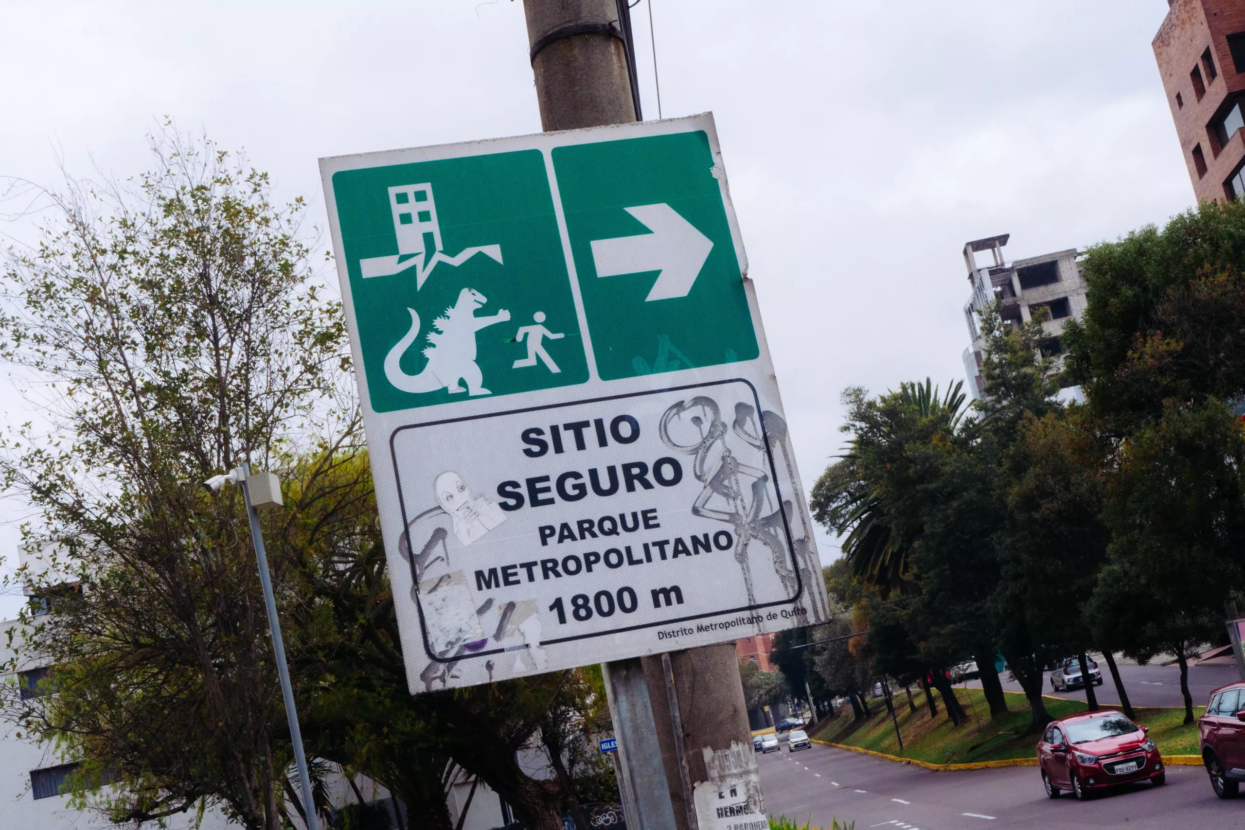 Godzilla en una señal de tránsito en Quito Godzilla en una señal de tránsito en Quito