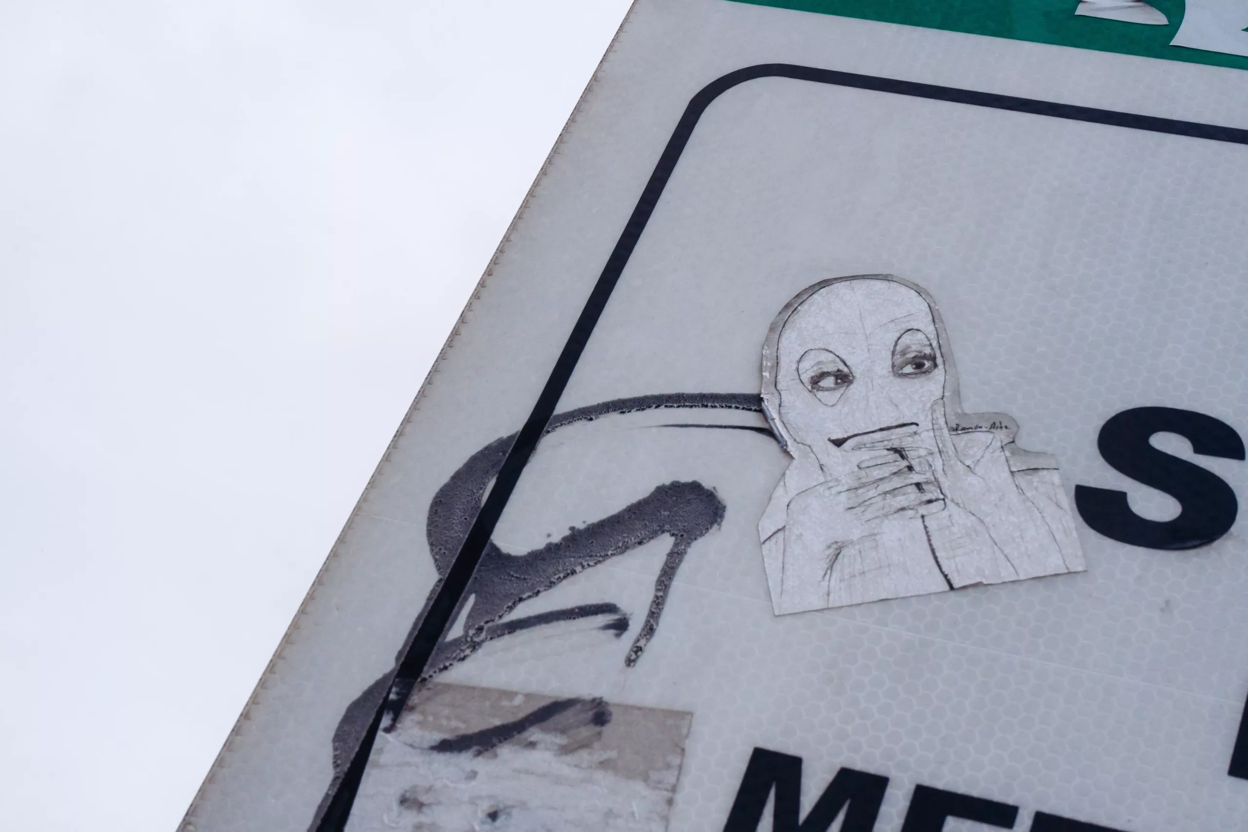 Un sticker en una señal de tránsito Un sticker en una señal de tránsito