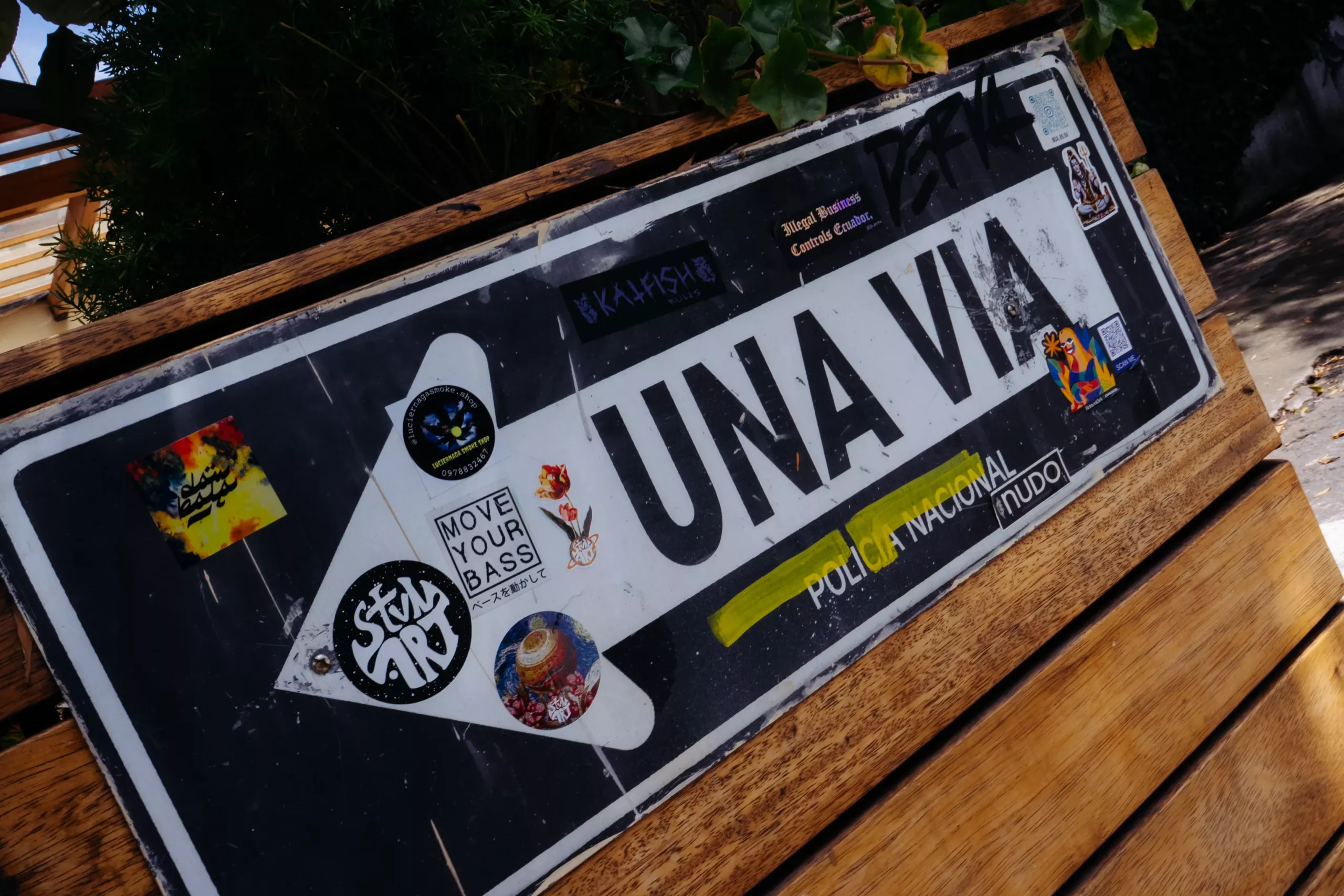 Señal de Una Vía intervenida en La Floresta Señal de Una Vía intervenida en La Floresta