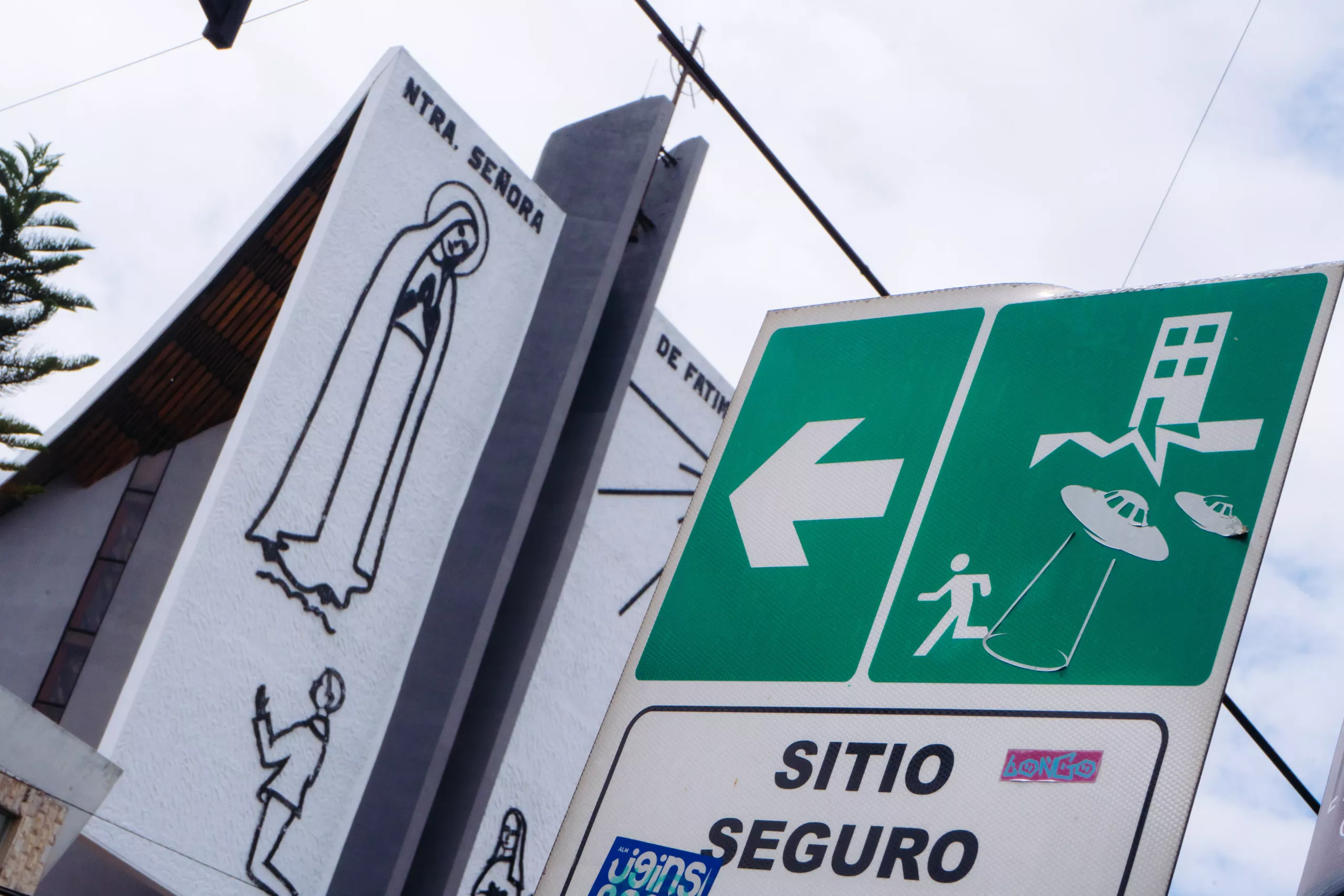 Una señal de tránsito intervenida redirige a un ¿sitio seguro? Una señal de tránsito intervenida redirije a un ¿sitio seguro?