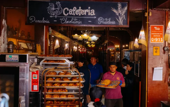 Siempre hay pan, desayunos y cola para entrar a En Dulce