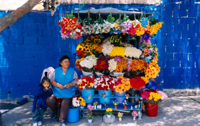 Cecilia Yanchacaiza en su puesto de flores en Quito