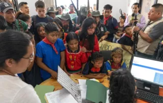 Los niños de Sinangoe presentando la demanda de acción de protección en Sucumbíos