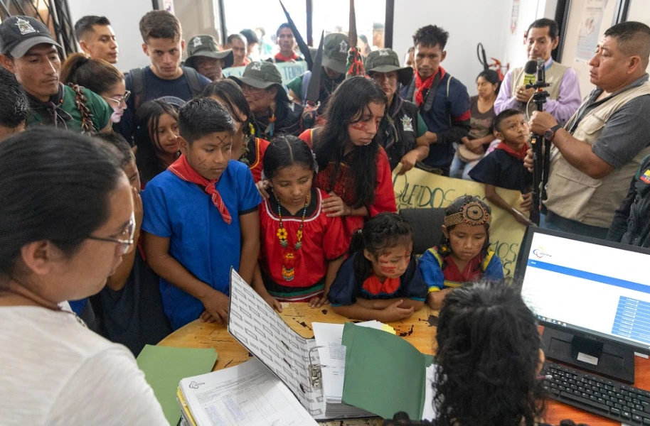 Los niños de Sinangoe presentando la demanda de acción de protección en Sucumbíos