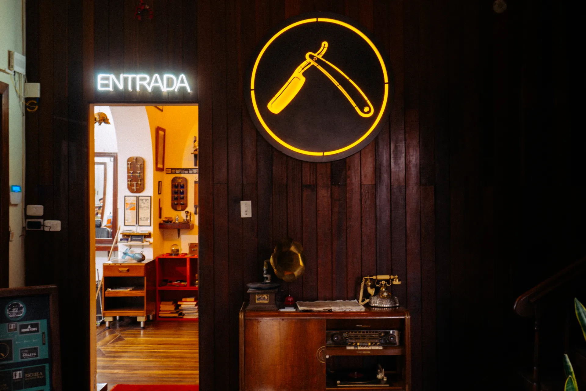 Por esta puerta entran barberos de culto, que rinden homenaje a la barbería americana