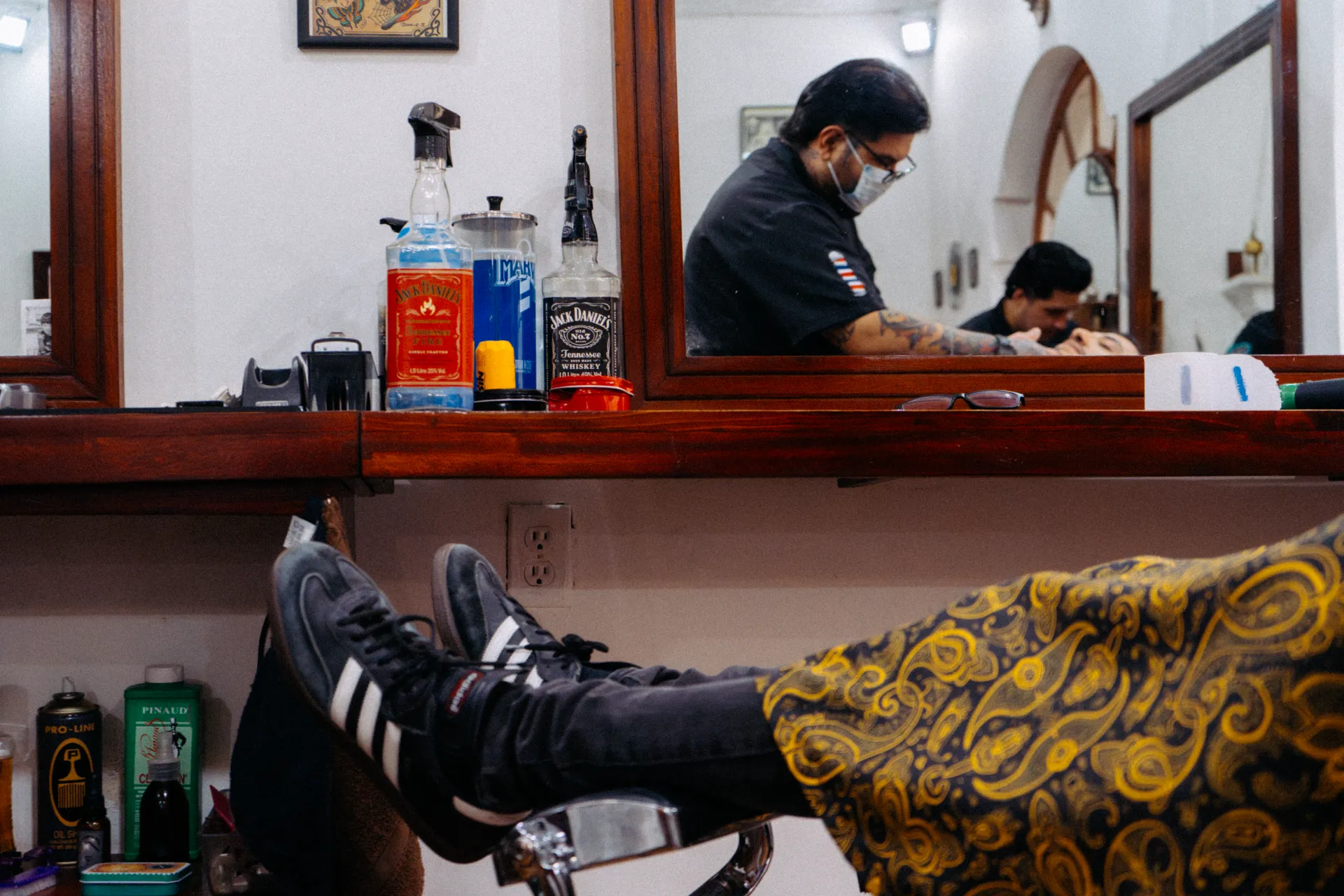 En la silla de barbero, los hombres se entregan a un cuidado masculino