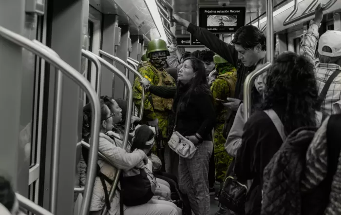 militares en las calles de Quito, en el metro también