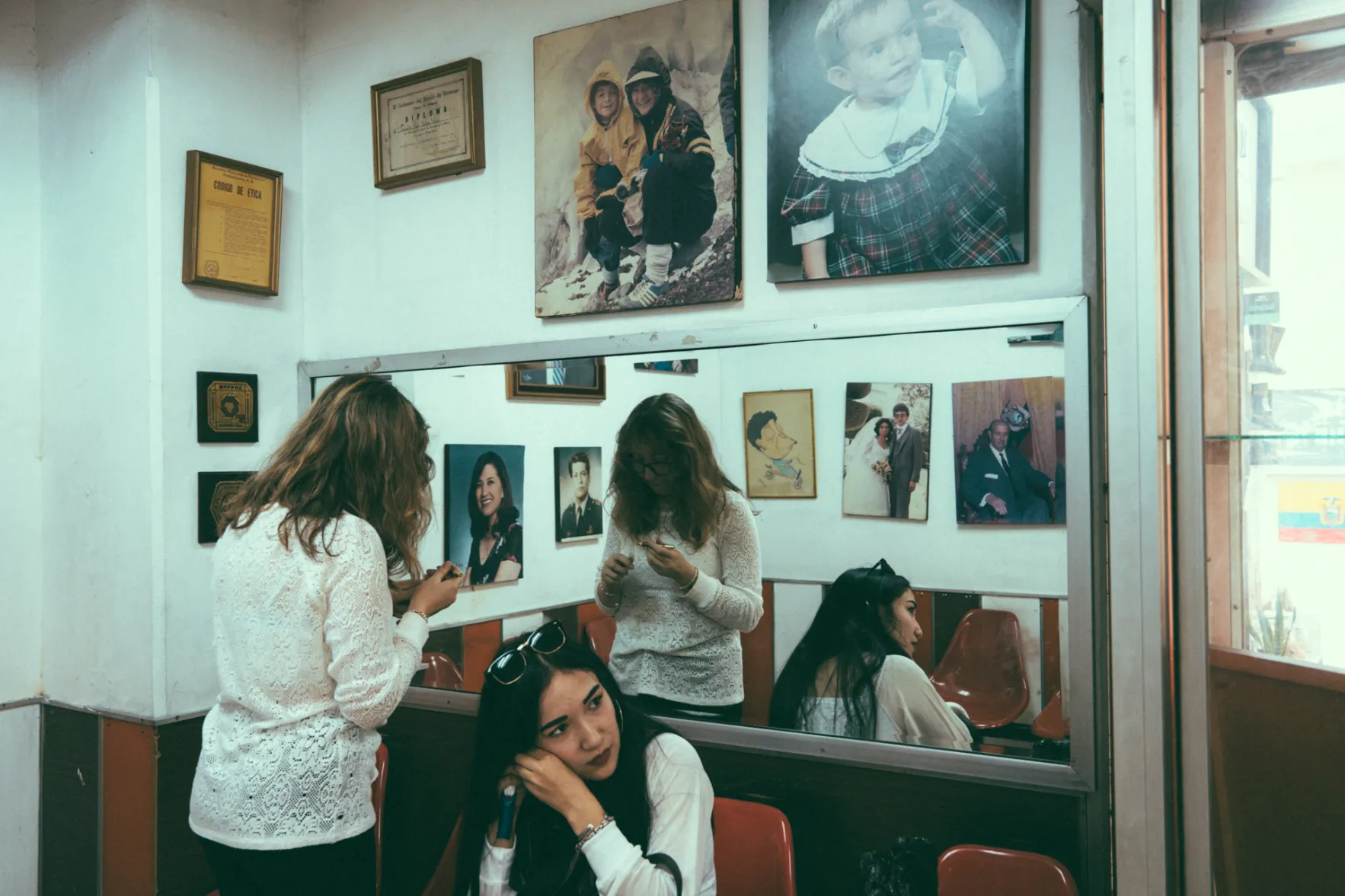 Un par de chicas se preparan para tomarse unas fotografías en el estudiofotográfico Luminofoto Silva Un par de chicas se preparan para tomarse unas fotografías en el estudiofotográfico Luminofoto Silva