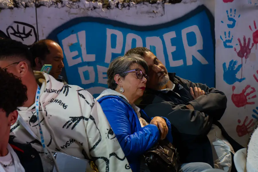 Dos señores ven la pantalla